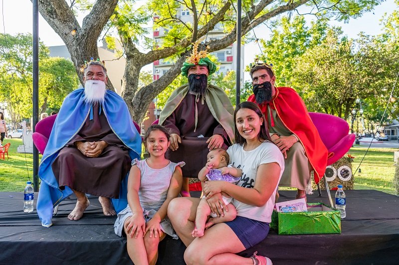 Los Reyes Magos Visitaron La Plaza Eduardo Costa Y Recibieron Los