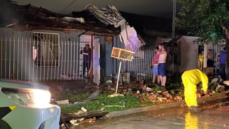 El temporal causó destrozos en Campana se voló el techo de una escuela